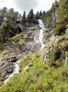 Водопад Малка Скакавица в Рила 
е висок 65 метра